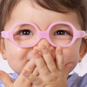 10راهنمای جامع انتخاب عینک برای کودکان: از نوزادی تا نوجوانی با تمرکز بر نکات ایمنی